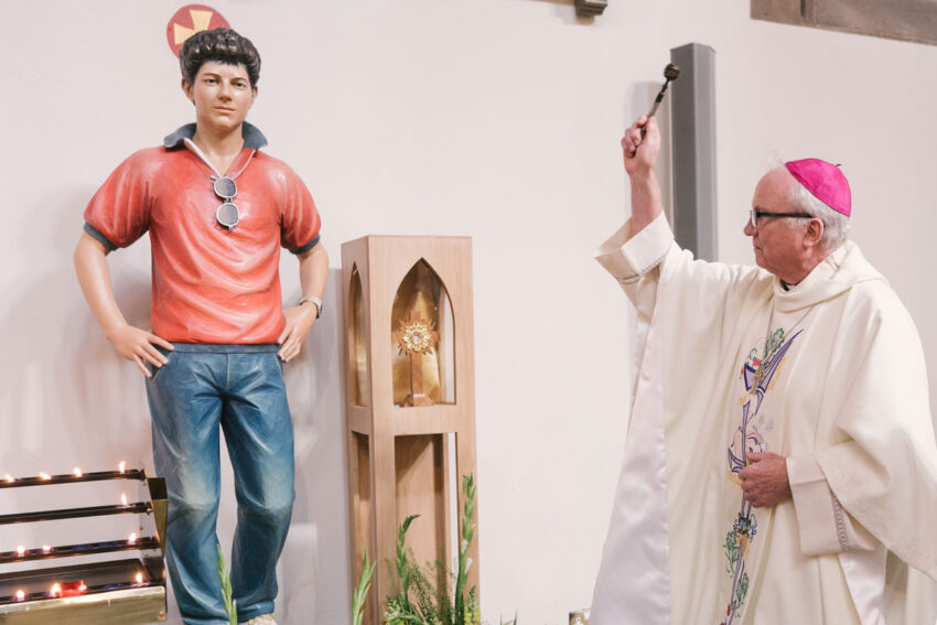 Carlo Acutis beeldhouwwerk wijkwast bisschop in Derry